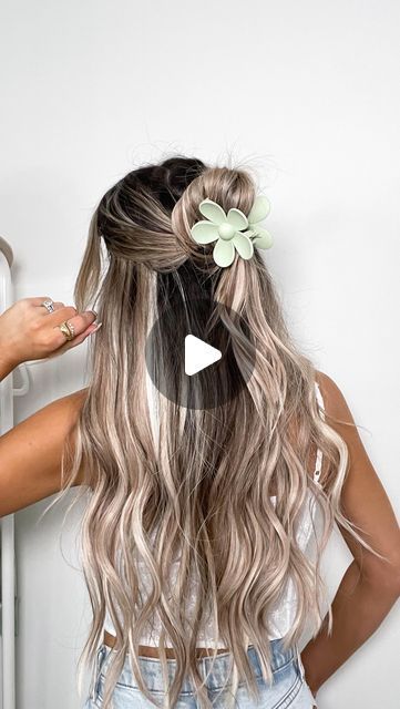 KAIT CURNOW on Instagram: "Easy Claw Clip Hair 🤍 such a simple and pretty hairstyle that’s perfect for spring and summer 💐 save this video for later when you need a little hair inspo!   #hairtutorial #hairstyle #halfup #halfuphair #clawclip #clawcliphairstyle #easyhairstyles #ltkbeauty" Hairstyles To Do With A Claw Clip, Cute Hairstyles With Small Claw Clips, Claw Clip Hairstyles Long Hair Half Up Tutorial, Half Up Hair With Clip, Half Up Half Down Hair With Claw Clip, Half Up Half Down With Clip, Half Up Half Down Hair Clip, Half Up Half Down Hair With Clip, Cute Hairstyles Claw Clip