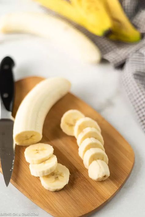 Learn how to freeze bananas so you can easily use them for smoothies or for baking. I love freeze bananas to use in banana bread and I love using frozen slices of bananas in my Smoothies. Learn how to save money by freezing bananas. #eatingonadime #freezertips #bananas Freezing Bananas, Banana Photography, Banana Phone, Freezing Fruit, Sliced Banana, Freezing Food, Banana Slices, Canning Food Preservation, Banana Fruit