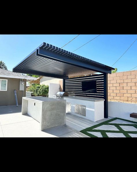 4K Aluminum Inc. on Instagram: “Are you ready to take your outdoor living space to the next level? Look no further than 4K Aluminum! We have the most versatile aluminum…” Meja Outdoor, Outdoor Bbq Area, Outdoor Bbq Kitchen, Modern Backyard Landscaping, Backyard Kitchen, Patio Cover, Outdoor Kitchen Design Layout, Backyard Remodel, Outdoor Kitchen Patio