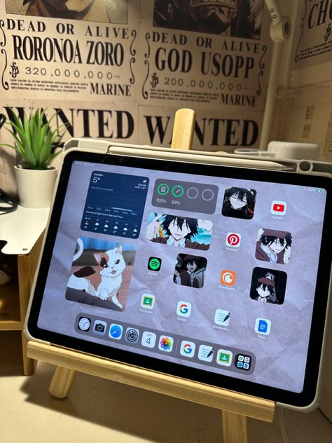 Anime Ipad Layout, Ipad Home Screen Layout Aesthetic, Anime Ipad Wallpaper, Home Screen Ipad, Ipad Home Screen Layout, Ipad Decorations, Ipad Home Screen, Ipad Wallpaper Aesthetic, Home Screen Layout