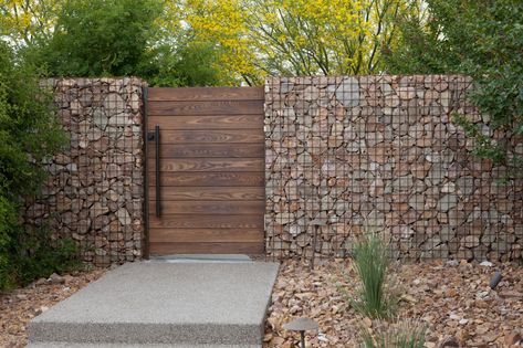 Gabion And Wood Fence, Stone And Wood Fence, Wooden Fences And Gates, Outdoor Fence Ideas, Modern Wood Gate, Modern Horizontal Fence, Natural Fences, Wooden Gate Design, Small Garden Gates