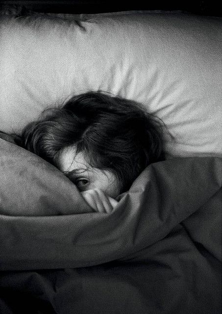 Andreas Heumann Laying In Bed, Night Pictures, Black And White Photograph, 인물 사진, How I Feel, White Photography, Black And White Photography, Photo Inspiration, Photography Inspiration