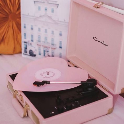 Pink Aesthetic Design, Pink Record Player, Record Player Aesthetic, Highschool Sweethearts, Icon Theme, Vinyl Aesthetic, Pink Music, Music Instagram, Tokyo Street Fashion