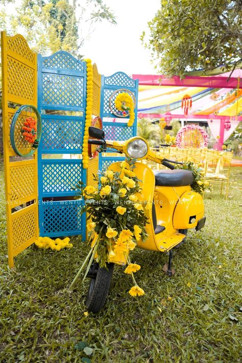 Haldi Haldi Photobooth Decor, Haldi Photobooth Ideas, Selfi Points Ideas, Positano Haldi, Blue Haldi Decor, Haldi Props Ideas, Haldi Photo Booth, Haldi Photobooth, Haldi Board