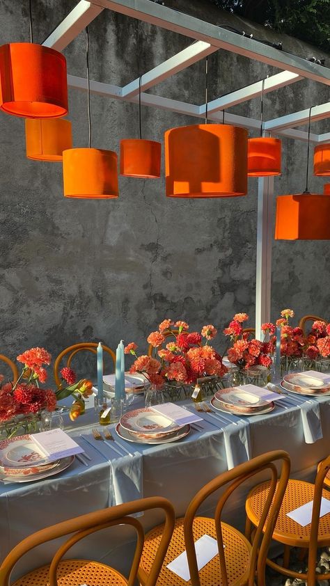 Wedding Table Couple, Sunset Event Decor, Aesthetic Event Decor, Small Event Decor Ideas, Dinner Event Decor, Orange Event Decor, Small Wedding Decorations, Party Event Ideas, Bougie Party