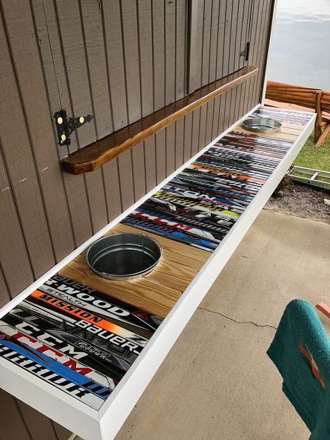 Hockey Stick Storage Diy, Hockey Stick Desk, Repurposed Hockey Sticks, Hockey Stick Table, Hockey Stick Decor, Boys Hockey Bedroom, Hockey Stick Bar, Hockey Stick Crafts, Hockey Stick Furniture