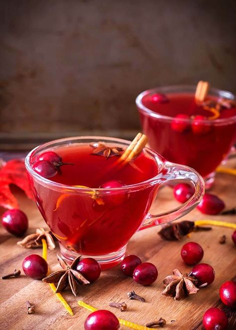 Cranberry Hot Toddy, Hot Toddy Recipe, Simply Happy Foodie, Cranberry Tea, Cranberry Drinks, Toddy Recipe, Winter Cocktails Recipes, Hot Toddies Recipe, Cranberry Juice Cocktail