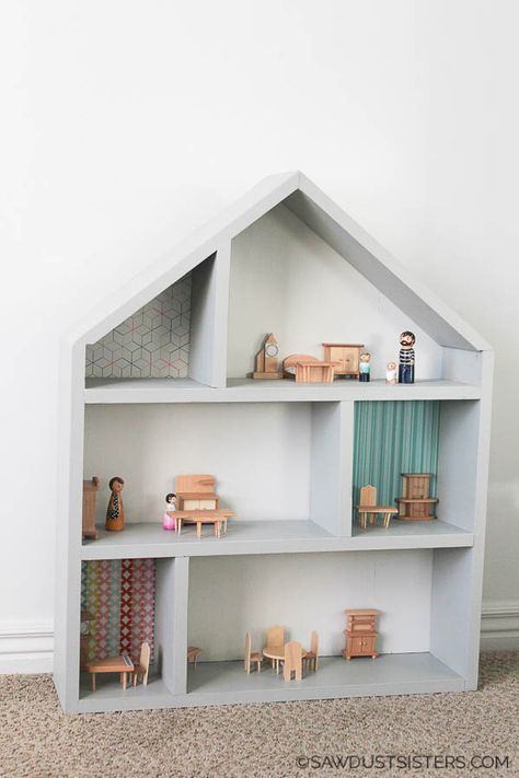 This simple DIY wooden dollhouse makes a great gift. Build it with inexpensive lumber and a few tools. Click for a step-by-step tutorials and free plans. Diy Wooden Dollhouse, Dollhouse Furniture Plans, Log Furniture Plans, Diy Carpentry, House Crafts, Cute Furniture, Doll House Plans, Dollhouse Projects, Log Furniture