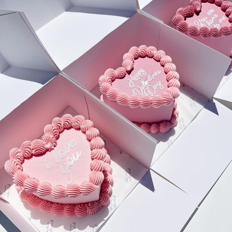 Hart Cake, Mini Valentine Cakes, Valentines Cakes And Cupcakes, Heart Cake Design, Heart Birthday Cake, King Cake Recipe, Design Chocolate, Cake For Boyfriend, Vintage Birthday Cakes