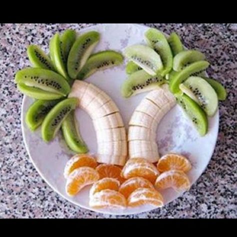 Fun fruit idea for kids (or for a beach theme party) Beach Theme Food, Beach Theme Birthday Party, Beach Party Food, Kids Beach Party, Beach Dessert, Beach Theme Birthday, Theme Snack, Beach Brunch, Beach Snacks