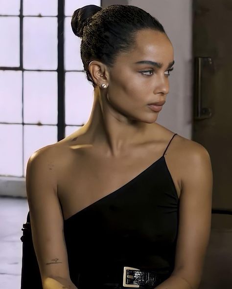 Zoe Kravïtz Fan on Instagram: “GAWD THIS LOOK 🔥” Zoe Kravitz 2022 Style, Zoe Kravitz Side Profile, Zoe Kravitz 2023, Zoe Kravitz 2022, Chloe Kravitz, Zoe Kravitz Face, Zoe Kravitz 2024, Zoey Kravitz Style, Zoe Kravitz Fashion