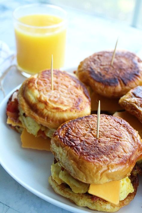 French Toast Sliders, French Toast Brunch, Cheese French Toast, French Toast Sandwich, Outdoor Cooking Recipes, Breakfast Slider, Pancake Bites, Brunch Bread, French Toast Breakfast