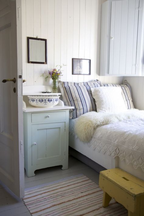 Guest bedroom detail Vintage Bedroom Decor, Painting Wood Paneling, Cottage Bedroom, Spare Bedroom, Wood Panel Walls, Cool Ideas, Beautiful Bedrooms, Cozy Bedroom, House In The Woods