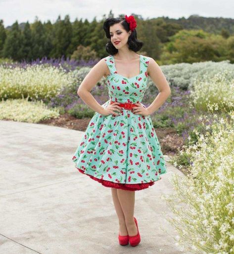 robe années 50 rockabilly en vert avec jupon et accessoires rouges Rv Boutique, 1950 Wedding, Rock N Roll Dress, Victory Violet, Mode Rockabilly, Rockabilly Mode, Cherry Print Dress, Pin Up Vintage, Robes Vintage