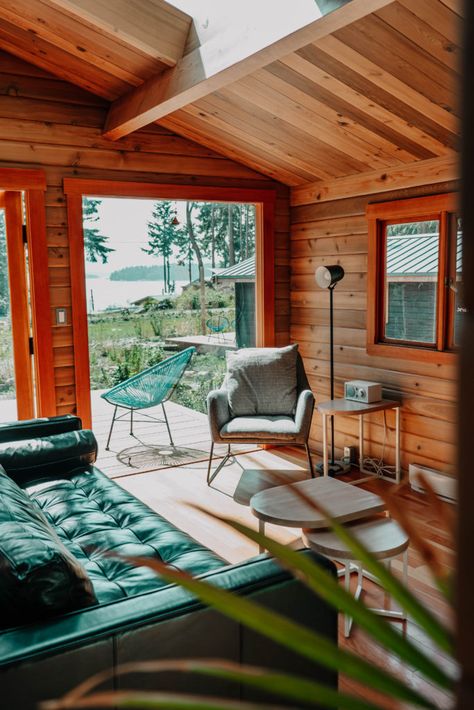 Cabin in the Woods Cabin Esthetics, Beach Cabin Aesthetic, 60s Cabin, Mcm Cabin, Cabin Colors, Chalet Cabin, Mini Cabins, Retro Cabin, Cabin Vibes