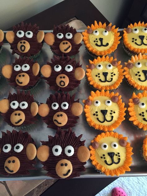 Lion Cupcake Cake, Cupcake Critters, Animal Cupcakes Easy, Safari Shower Ideas, Lion King Cupcakes, Lion Cupcakes, Jungle Cupcakes, Wild Baby Shower, Monkey Cupcakes