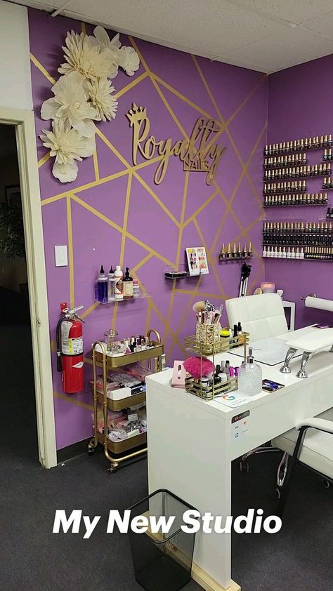 Decor Nail Salon, Home Nail Salon Ideas, Salon Ideas Small, Design Nail Salon, Beauty Shop Decor, Makeup Studio Decor, Business Office Decor, Nail Room Ideas, Tech Room