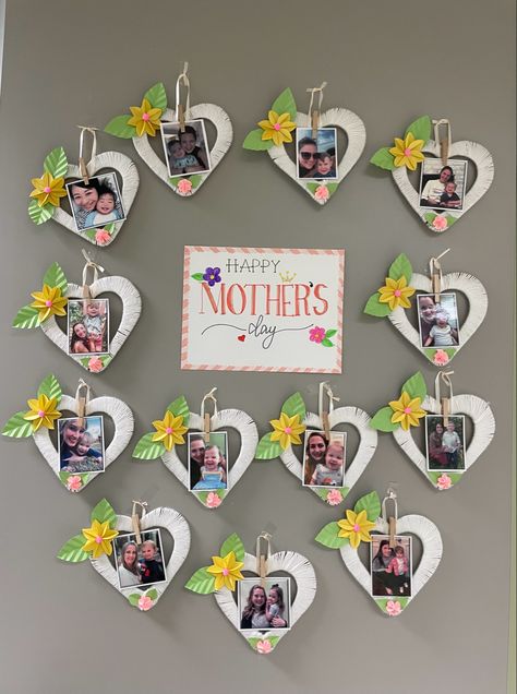 This cute frame for Mother’s Day has a magnet behind the heart. Majčin Dan, Kids Picture Frames, Paper Picture Frames, Diy Crafts For School, Class Crafts, Photo Frame Crafts, Cute Frame, Picture Frame Crafts, 8 Martie