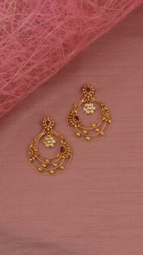 Jumka Mehendi Design, Ear Rings Chandbalis Gold, Chand Bali Earrings Gold Antique, Gold Jewels Design Earrings, Jumkha Earrings Gold, Jimikki Kammal Gold, Antique Gold Earrings Simple, Chandbalis Earrings Gold, Mangtikka Designs Gold