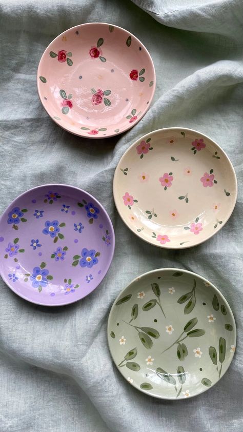 Pottery Bowl Glaze Ideas, Painting Ceramics Ideas Simple, Jewelry Plate Painting Ideas, Pottery Plates Painting Ideas, Cute Plate Designs, Jewelry Dish Painting Ideas, Ceramics Ideas Pottery Painting, Clay Plate Painting Ideas, Pottery Designs Ideas