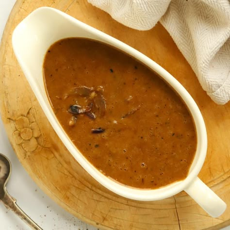 Simple Onion Gravy Quick Gravy Recipe, Quick Gravy, Brown Onion Gravy, Red Onion Gravy, Onion Gravy Recipe, Panini Recipes Chicken, Easy Gravy Recipe, Boiled Chicken Breast, How To Make Gravy