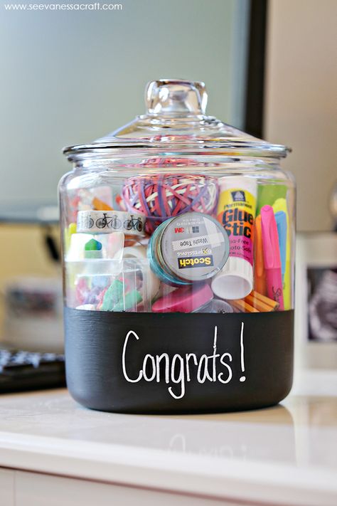 I made this new job gift in a chalkboard jar using fabulous products from Office Depot as part of a sponsored post for Socialstars. #GearLove Anyone else get totally giddy over new office... Mason Jar Gifts Diy, College Grad Gifts, Diy Graduation Gifts, Best Graduation Gifts, Education Major, Graduation Gift Ideas, Unique Graduation Gifts, High School Graduation Gifts, Diy Gifts For Kids