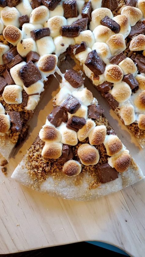 Homemade Dessert Pizza, Smoked Pizza, Fig Dessert, Dessert Pizza Recipes, Pizza Dessert, Pizza Oven Recipes, Smores Dessert, Chocolate Pizza, Grilled Desserts