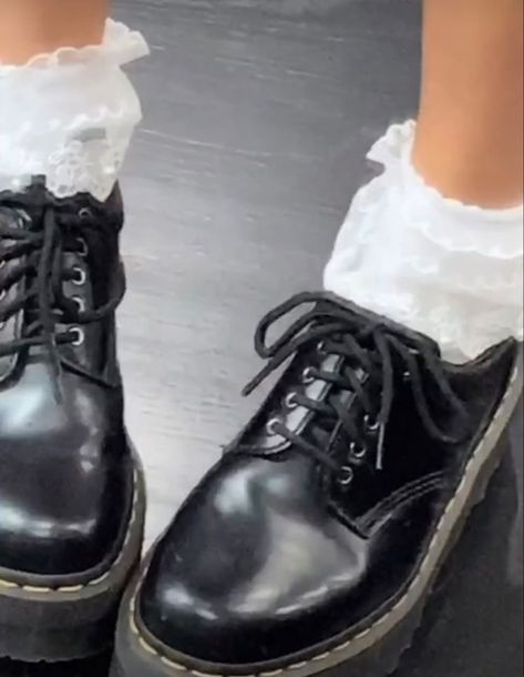 Low Doc Martens, Moda Ulzzang, Shoe Inspo, Aesthetic Shoes, White Boots, Pretty Shoes, Dream Shoes, Shoe Obsession, Doc Martens