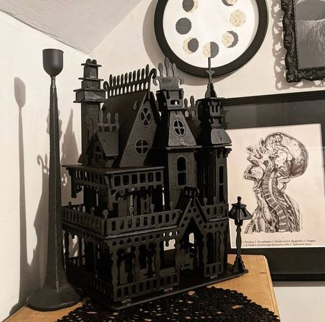 Gothic Dollhouse!🙌🏰 Where were these when we were little!?🖤 📷 wheretheshallowsbreak Goth Dollhouse, Gothic Homeware, Gothic Dollhouse, Gothic Dolls, Halloween Icons, House Miniature, Gothic Home Decor, Gothic House, Victorian Gothic