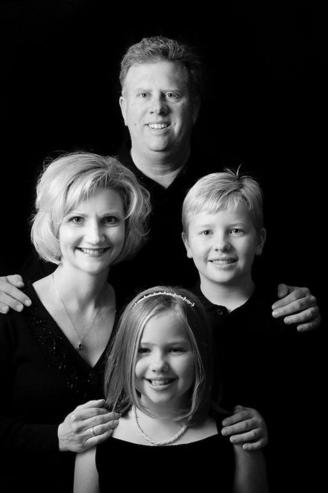 nice lighting Family Photo Pose Ideas, Family Portrait Photography Poses, Adult Family Poses, Studio Family Portraits, Family Photo Studio, Family Studio Photography, Family Photoshoot Poses, Family Portrait Poses, Studio Poses