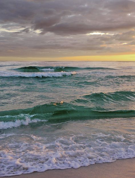 Ocean Beach Aesthetic, Ocean Clouds, Ocean Waves Photography, Pretty Water, Ocean Art Painting, Waves Photography, Seascape Photography, Cute Disney Drawings, Water Spirit