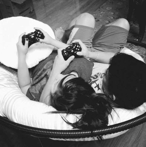 Boyfriend and girlfriend playing xbox games Playing Game With Boyfriend, Couples Playing Video Games, Playing Xbox, Rebuilding Trust, Couples Play, Perfect Relationship, Goals Pictures, Lonely Heart, Dating Games