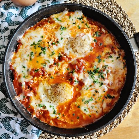 This Spicy Spanish Tomato Skillet with Eggs & Cheese recipe is out of this world good! Loaded with flavors, easy to make and done in under 30 minutes. Dinner Recipes Lazy, Lazy Dinner, Tomato Breakfast, Egg Skillet, Lazy Dinners, Potato Breakfast, Cheese Course, Weekly Meals, Sweet Potato Breakfast