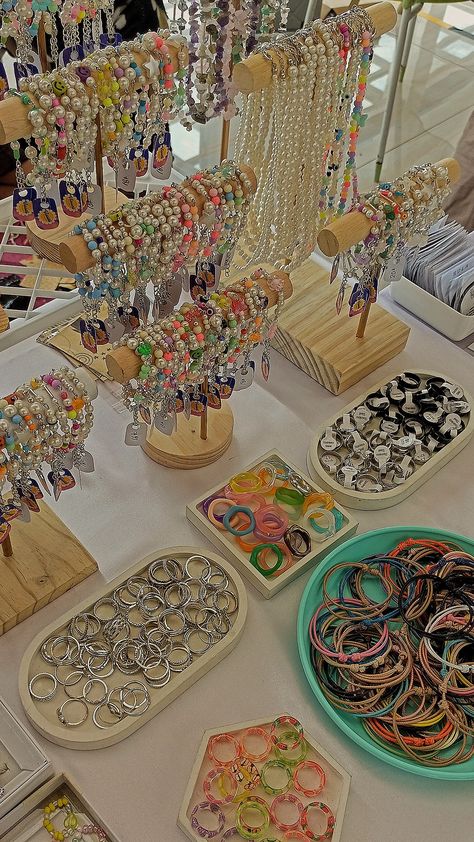 Jewelry Booth, Craft Market Display, Girly Bracelets, Vendor Displays, Bracelet Stand, Craft Booth Displays, Diy Jewelry Display, Common Thread, Bead Charms Diy