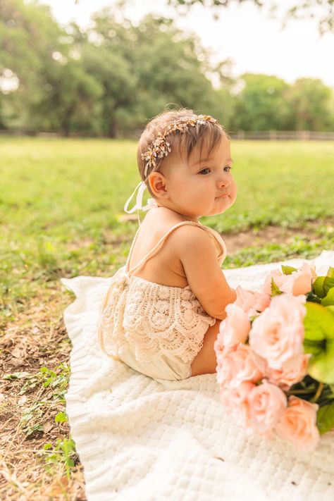 Flower First Birthday Photoshoot, Zinnia Photoshoot, Spring Milestone Picture Ideas, Baby Spring Pictures, Baby Spring Photoshoot, First Birthday Outdoor Photoshoot, Outdoor 1st Birthday Pictures, Spring Baby Photoshoot, One Year Old Photoshoot