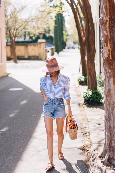 Straw Hats Outfit, White Cotton Summer Dress, Capsule Wardrobe Pieces, Moda Curvy, Look Con Short, Denim Shorts Outfit, Style Parisienne, 여름 스타일, Look Short