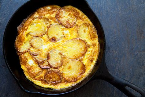 Classic Spanish tortilla, or a Spanish potato omelette, with the emphasis on potato. Thinly sliced potatoes, fried in olive oil, layered in a pan, covered with beaten eggs, and cooked. Sliced Fried Potatoes, Spanish Tortilla Recipe, Egg Tortilla, Spanish Potatoes, Spanish Tortilla, Quick Family Dinners, Tortilla Recipe, Simply Recipes, Sliced Potatoes