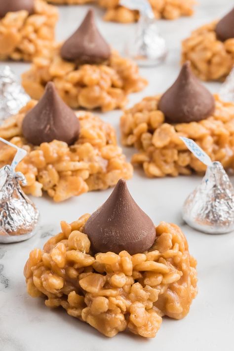 These irresistible no bake peanut butter kiss cookies are hard to resist! They combine the satisfying crunch of rice crispy with the velvety, creamy peanut butter texture, and they're finished with a luscious Hershey's chocolate kiss on top. Peanut Butter Rice Crispy Cookies, Recipes Using Hershey Kisses, Recipes With Hershey Kisses, Hersey Kiss Cookies, Hershey Bar Cakes, Peanut Butter Rice Crispy Treats, Peanut Butter Rice Crispies, Peanut Butter Kiss, Peanut Butter Kiss Cookies