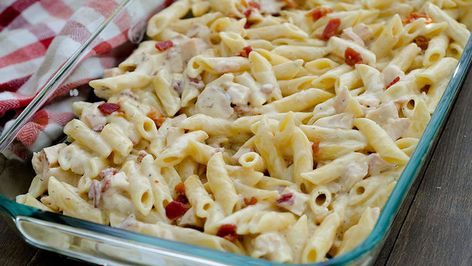 Carbonara Casserole, Quick Skillet Meals, Chicken Carbonara Pasta, Traditional Carbonara, Crunchy Fried Chicken, Amazing Pasta, Chicken Carbonara Recipe, Pasta Bake Recipe, Chicken Carbonara