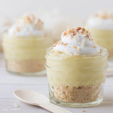 Coconut Cream Pie (Gluten and Dairy Free) Gluten Free Shortbread, Coconut Cream Pie Recipes, Mason Jar Desserts, Dessert Sans Gluten, Wheat Free Recipes, Cream Pie Recipes, Mason Jar Meals, Coconut Cream Pie, Gluten Free Sweets