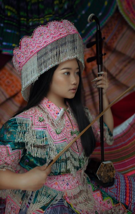 #hmong #hmongembroidery #hmoob Hmong Beading, Necromancer Bard, Hmong Photoshoot, Thai Hat, Hmong Hat, Hmong New Year, Hmong Dress, Hmong Clothing, Hmong Culture