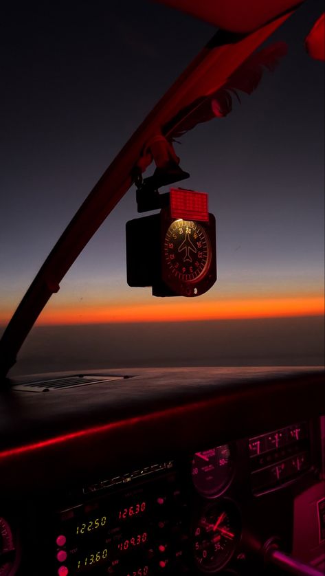 #sunset #nightflying #cessna #c182 #flying #aviation #aviationlovers #avgeek #aviators #cockpit #airplane #aircraft Aviator Wallpaper, Cockpit Airplane, Aviation Wallpaper, Pilots License, Cessna 182, Pilot Life, Pilot Humor, Night Flying, Aviation Engineering