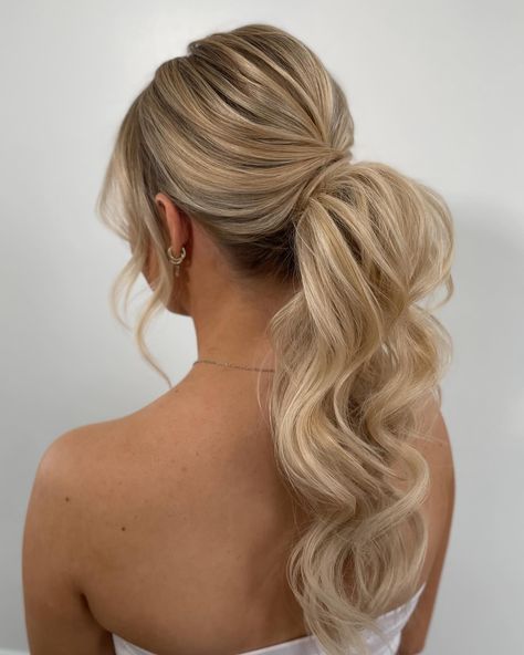 The perfect pony for your rehearsal dinner🫶🏻⁣ ⁣ Wedding’s are gearing up which means so are rehearsal dinners!⁣ ⁣ Brides tend to go with a style that is a little more fun, flirty, and completely different from their wedding day look!⁣ ⁣ 2024 brides - have you booked your rehearsal dinner hair yet?⁣ ⁣ 2025 brides - inquire for your wedding date, and let’s chat about your wedding looks! Inquire through the link in my bio🤍 Bride Updo Ponytail, 2024 Bridesmaid Hair, Rehearsal Dinner Hair For Bride, Formal Hair Up, Hair Styles For Strapless Dress, Blonde Wedding Hair Updo, Formal Hair And Makeup, Fancy Ponytail Hairstyles, Wedding Guest Hairstyles Updo