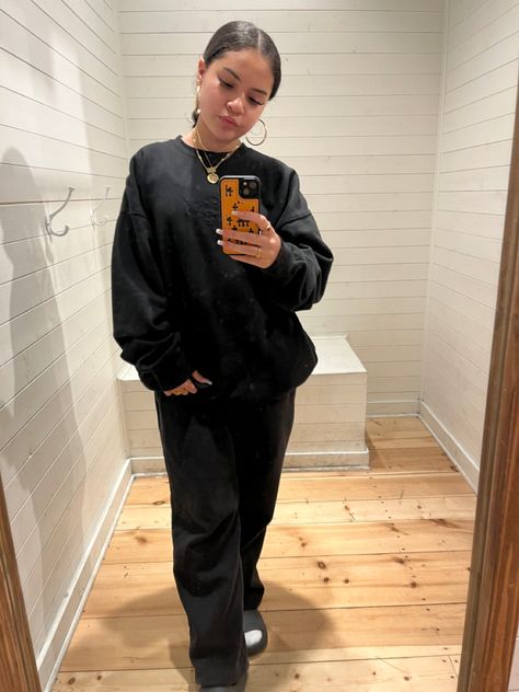 All Black Outfit Sweatpants, Comfy Fits Black Women, Black Crew Neck Outfit, Outfits With Black Sweatpants, Bummy Fits, Cute Bummy Outfit, Black Sweatpants Outfit, Cute Bummy Outfits, Mood Clothes