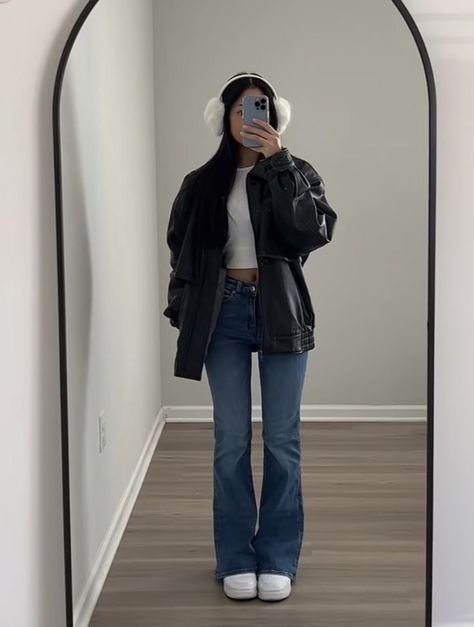 School Cold Outfits, Jeans Flare Outfits Invierno, Uni Fits Aesthetic, Uni Winter Outfits, Fall Outfits Flare Jeans, Dark Classy Aesthetic Outfits, Outfit Ideas With Flare Jeans, Flared Jeans Outfit Winter, Uni Outfits Winter