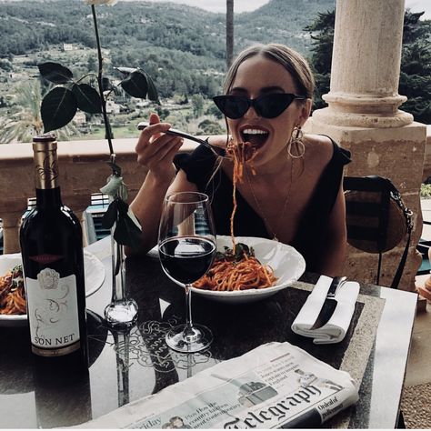 follow @ellevxo for more!    ☀︎ ☽ ☆ @ellevxo ��☆ ☽☀︎ Pasta Italia, Italy Aesthetic, 90's Fashion, European Summer, Instagram Inspo, Best Places To Travel, Travel Inspo, Travel Aesthetic, Gossip Girl