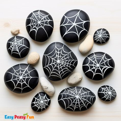 Painted Rocks For Halloween, Halloween Arts And Crafts For Teens, Rock Painting Halloween Ideas, Halloween Stone Painting Ideas, Black Rock Painting, Stone Painting Halloween, Black Painted Rocks, Painted Rocks Halloween, Halloween Rock Painting Ideas Easy