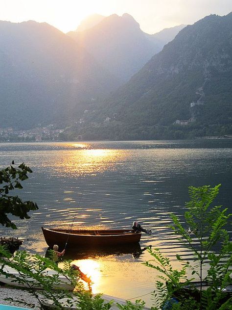 Lake D'ldro, Italy                                                                                                                                                                                 Mais Lake Time, Belle Nature, Image Nature, Lake Living, Airbrush Art, Peaceful Places, Row Boat, Foto Inspiration, Lake Life