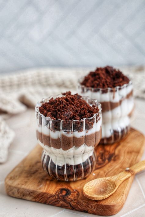 Healthy Brownie Trifle (Vegan, Gluten Free) Healthy Trifle, Vegan Trifle, Granola Dessert, Healthy Snickers, Makers Diet, Snickers Recipe, Vegan Snickers, Nutella Mousse, Healthy Brownie