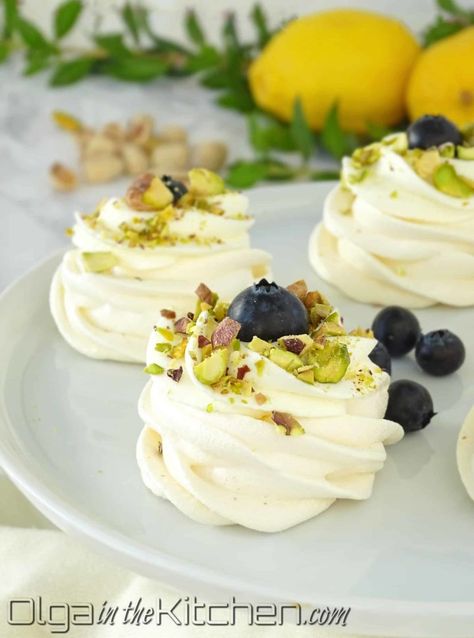 Mini Pavlova Ideas, Pavlova Board, Pavlova Ideas, Pavlova Recipe Easy, Decor Tort, Mini Pavlovas, Pavlova Dessert, Mini Pavlova, Pavlova Recipe